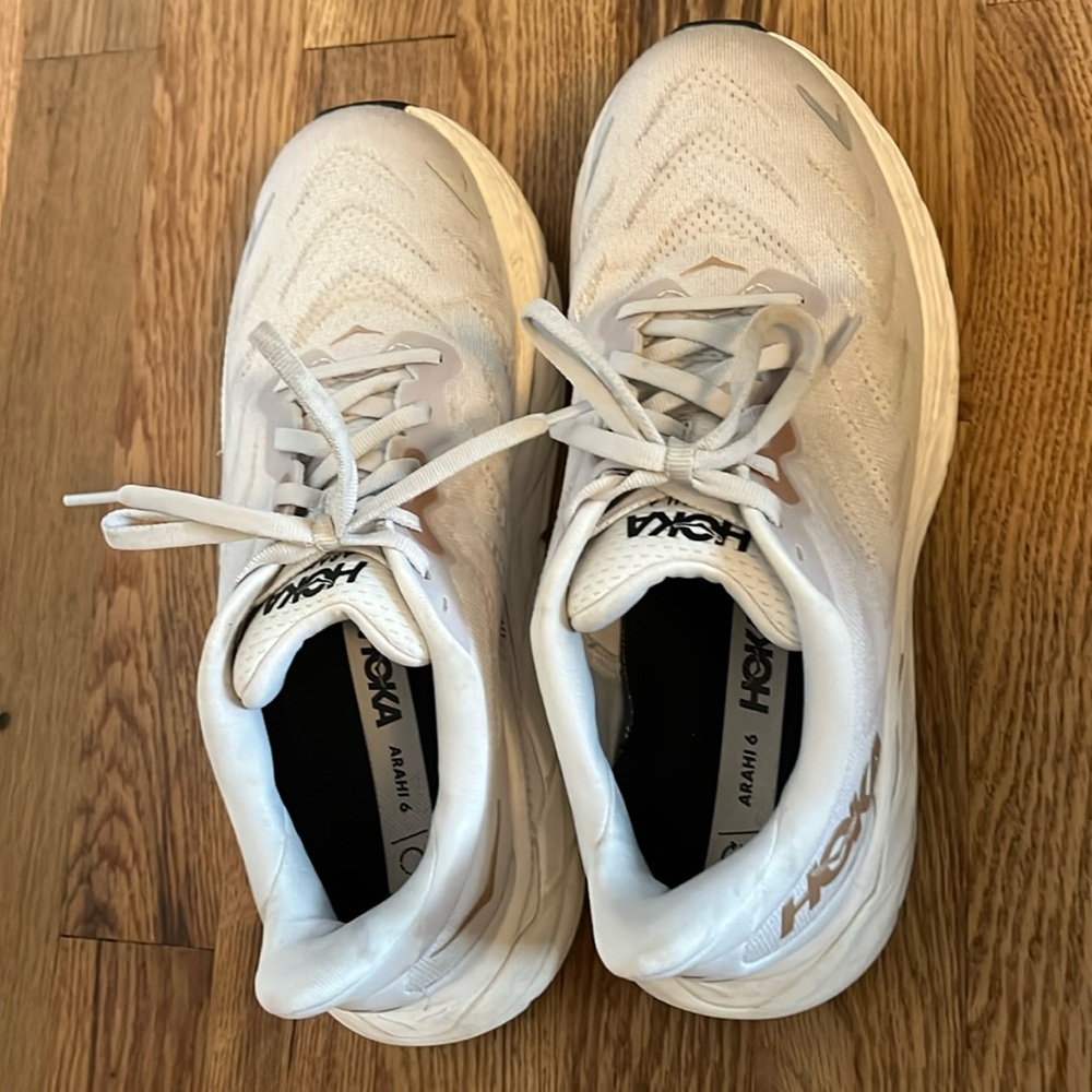 Hoka One One Arahi 6 size 8D (wide) silver and gold